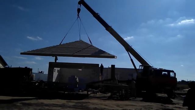 Монтаж вальмовой крыши с земли на дом из газосиликатных блоков Часть 1 смотреть онлайн