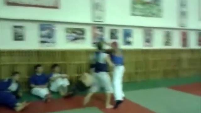 Девченка дерется с парнем в АРБ смотреть онлайн