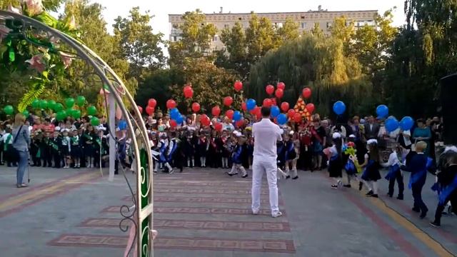 1Д класс - СШ №6 Черноморск 1.09.17 (начало линейки)