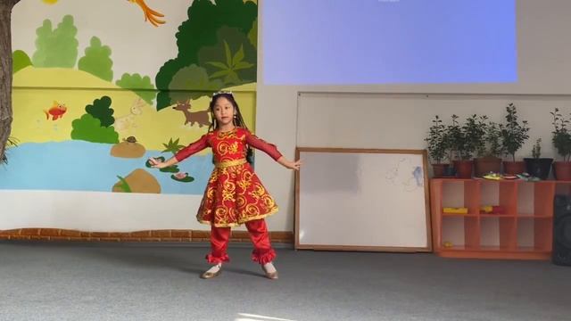 6 летняя индонезийка Кейзия любит танцевать узбекские танцы. Paramount International Preschool смотреть онлайн