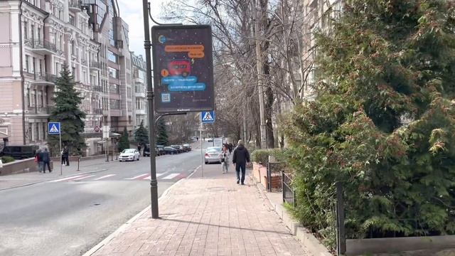Весняний Київ, як живе місто сьогодні.Золоті ворота, Ярославів Вал, Хрещатик.Україна 2023 смотреть онлайн