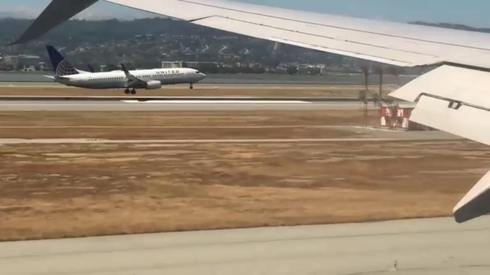 Одновременная посадка двух самолётов смотреть онлайн