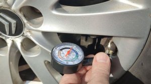 Как измерить давление в шинах манометром и сверить размер шин на автомобиле.