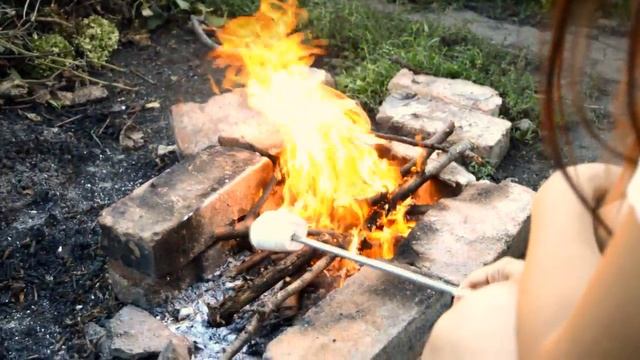 МАРШМЕЛЛОУ НА КОСТРЕ / КАК ПРИГОТОВИТЬ МАРШМЕЛЛОУ / АМЕРИКАНСКИЙ СМОРС смотреть онлайн