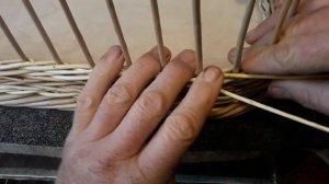 Поднос с ручками плетеный из лозы ивы на фанерном основании.