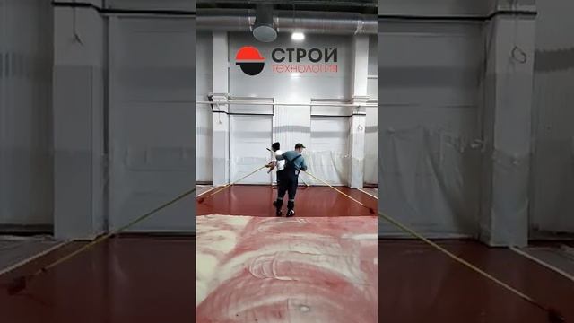Синхронная прокатка полимерного пола игольчатым валиком смотреть онлайн