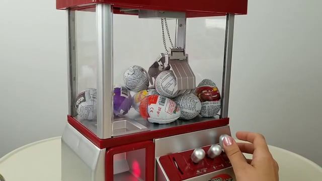 Игровой автомат полный киндер сюрпризами Claw Arcade game with kinder surprise eggs смотреть онлайн