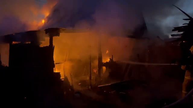 Пожар в СНТ "Лесник" в Южно-Сахалинске: как работали пожарные смотреть онлайн