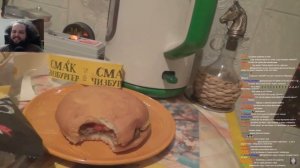 Бэбэй смотрит как Толян и Обезьяна-Бибизяна оценивают чизбургер "Смак"