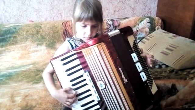 Новикова Лиза исполняет песню собственного сочинения на аккордеоне смотреть онлайн