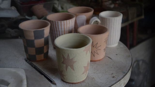 pottery studio vlog ~ wheel-throwing wild clay, packing orders, glazing pots + gardening смотреть онлайн