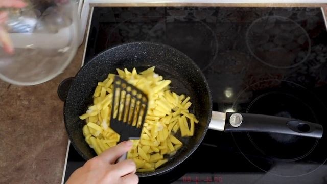 Очень ВКУСНЫЙ РЕЦЕПТ жареной КАРТОШКИ!/Жаренная картошка по домашнему/Картошка с луком смотреть онлайн