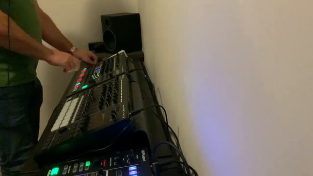 Roland Tr8s and T8 AIRA compact dawless midnight jam #4 #techno #acid #tb303 #dawlessproduction смотреть онлайн