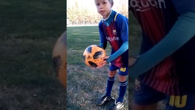 Как правильно набивать футбольный мяч смотреть онлайн