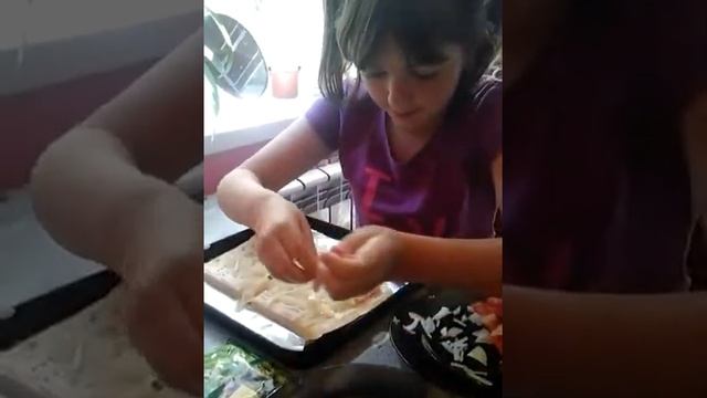 Видео урок как делать пиццу . Делаем пиццу с колбасой помидорами и приправой орегано . смотреть онлайн