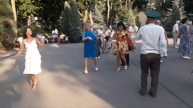 Люби меня на крыше!!!??Танцы в парке Горького!!!??Харьков 2021 смотреть онлайн