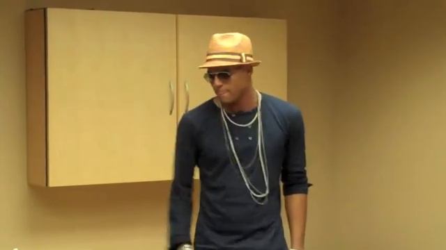"Miss Me" In-Studio Performance with MOHOMBI!! смотреть онлайн