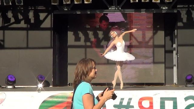 балерина на празднике Камиль Сен-Санс «Умирающий лебедь» смотреть онлайн