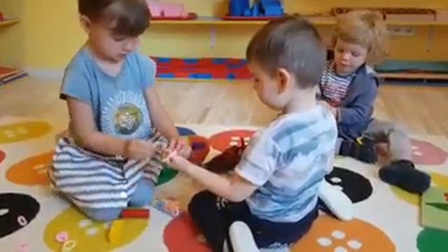 Если рядом девочка с резиночками, то все будут красивые! смотреть онлайн