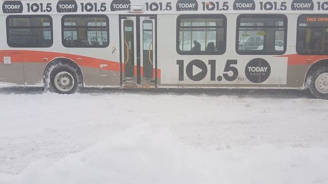 Calgary Transit bus sliding in snow. смотреть онлайн