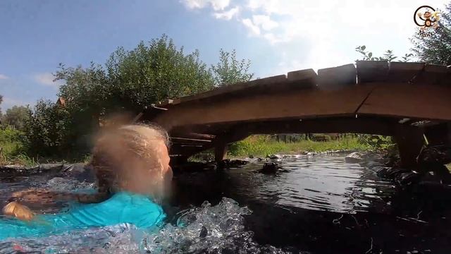 Дети и Машина. Диана и Даня играют в машинки игрушки в луже. Манкиту смотреть онлайн