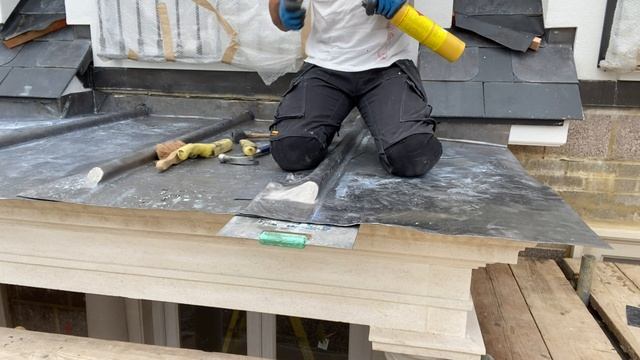 Installing A 4 Bay Code 5 Lead Flat Roof To A Stone Entrance Portico смотреть онлайн