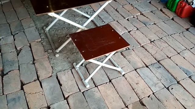 Маленький столик для отдыха и рыбалки.