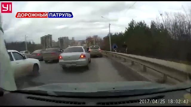 Пассажирский автобус въехал в отбойник [Дорожный патруль] смотреть онлайн
