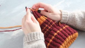 Как вязать спицами ровные полоски в резинке. Полосатая шапка.