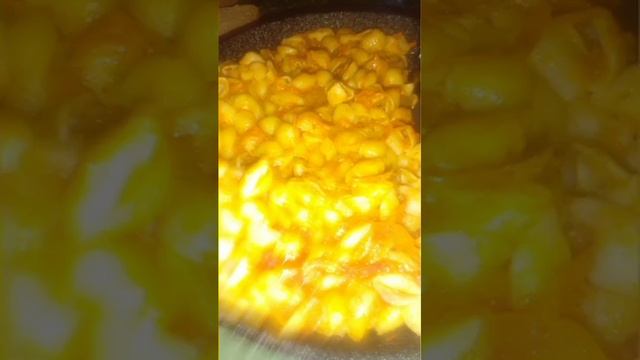 Макароны с подливкой.Салат огонек??