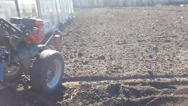 Самодельная картофелесажалка.Пашу и сажаю картошку. смотреть онлайн