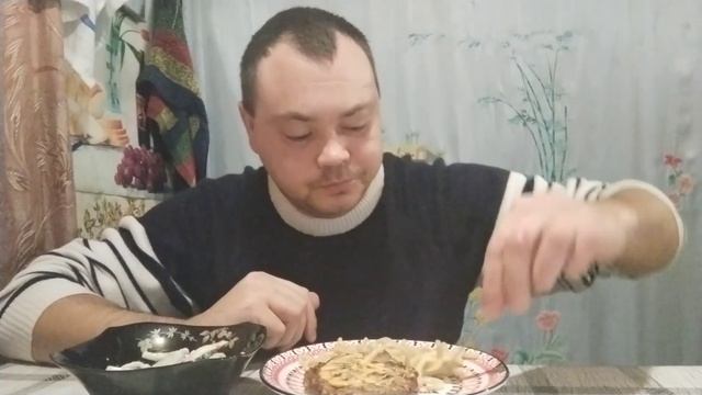 Мукбанг:Котлетосы, лапша, салатик