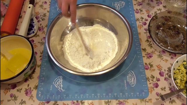 Быстро и вкусно: ПИРОЖКИ В ДУХОВКЕ / Сдобные пирожки с яйцом и зелёным луком/Сдобное пресное тесто. смотреть онлайн