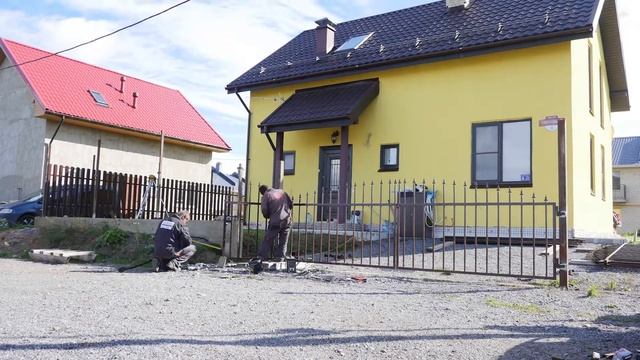 Монтаж сварного забора и заполнения из металлического штакетника смотреть онлайн
