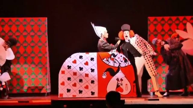 Фэнтези-мюзикл "АЛИСА В СТРАНЕ ЧУДЕС" - "Шествие Красной королевы и её свиты." смотреть онлайн