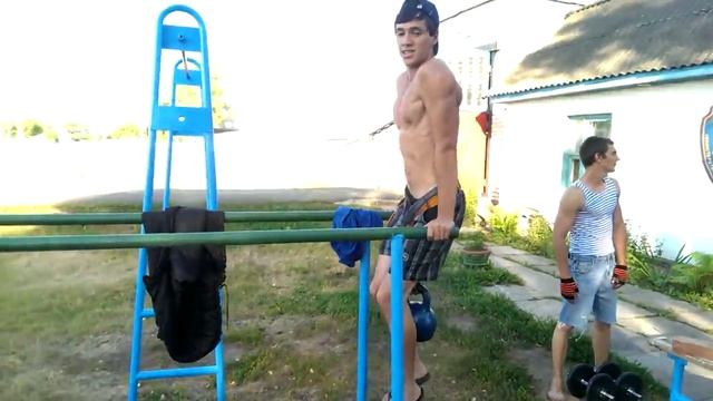 отжимание на брусьях с гирей 24 кг смотреть онлайн