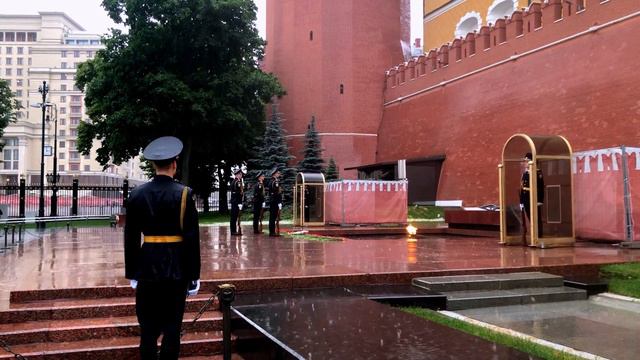 👀СМЕНА ПОЧЕТНОГО КАРАУЛА У СТЕН МОСКОВСКОГО КРЕМЛЯ/CHANGING THE GUARD AT THE MOSCOW KREMLIN смотреть онлайн
