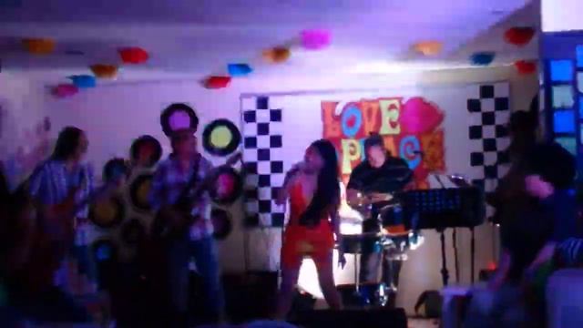 Rock and Roll Cover by DC5 at a 70s-themed Christmas Party смотреть онлайн