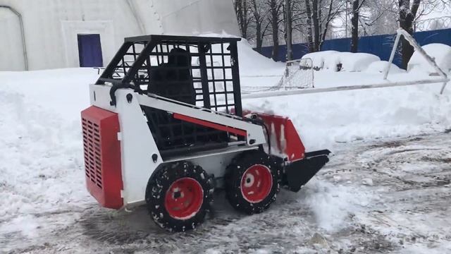 Мини-погрузчик. Уборка снега. Работа самодельного порузчика смотреть онлайн