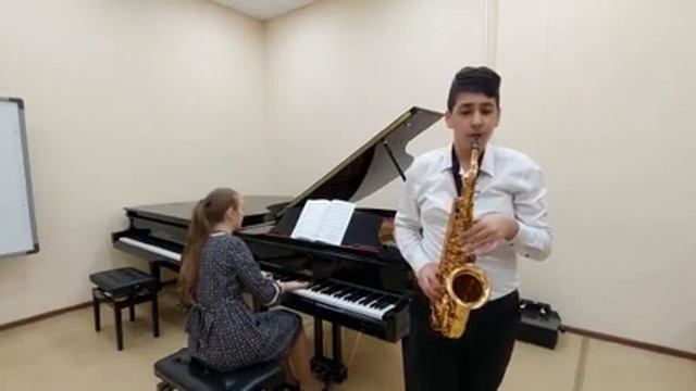 Softly на альт саксофоне смотреть онлайн