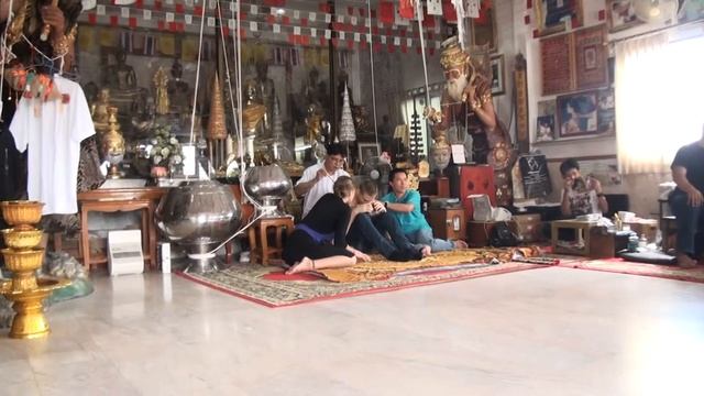 Sak Yant Ajarn Noo Татуирование в храме - процесс у аджана Анжелины Джоли смотреть онлайн