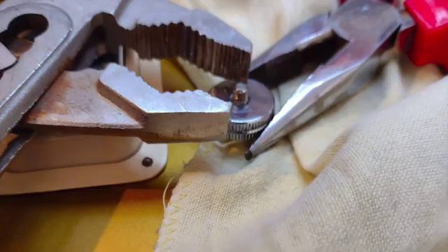 How to unscrew posts and thumbwheels on a Gibson ABR1 bridge смотреть онлайн