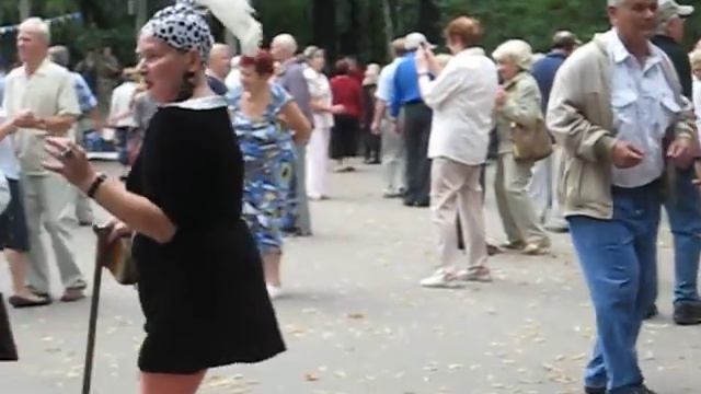 Дискотека "Кому за 30" в парке Сокольники, Москва, 2009 смотреть онлайн