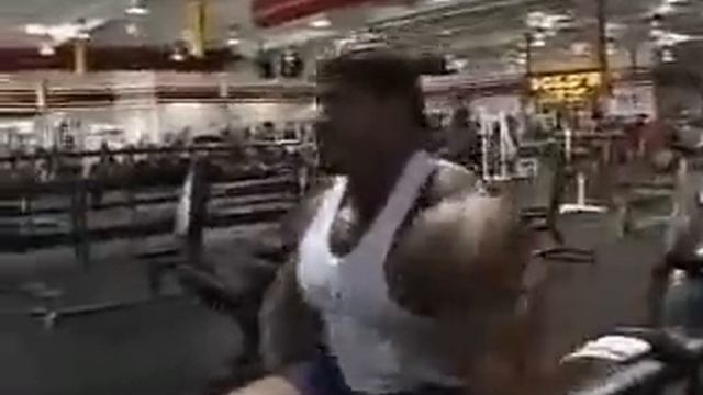 Джей Катлер - Разведения рук в стороны с гантелями сидя смотреть онлайн