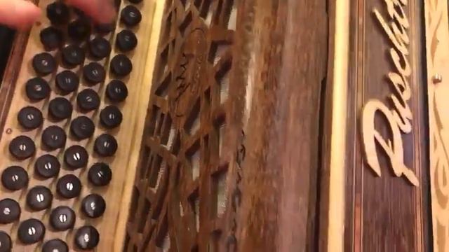 Stefan aus Auer spielt ein Stück von Herbert Pixner auf einer Puschtra Harmonika смотреть онлайн
