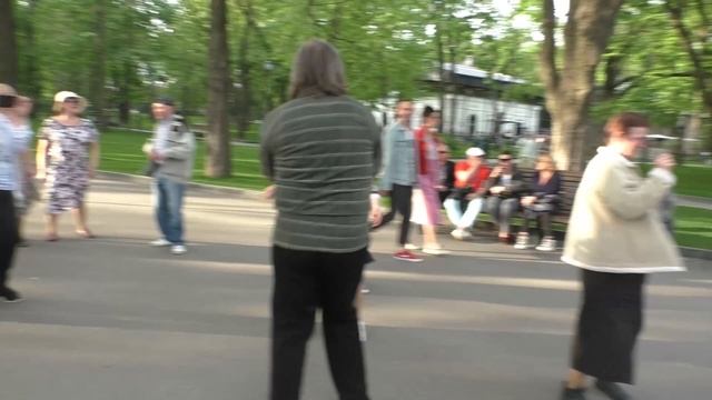 Да да да! Сегодня пятница!!!Танцы в саду Шевченко,Харьков,май 2021.