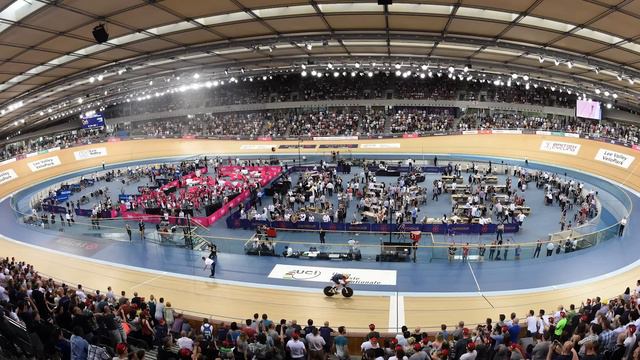 Bradley Wiggins Breaks The Hour Record! Essential Things To Know About Brad's Record-Breaking Ride смотреть онлайн