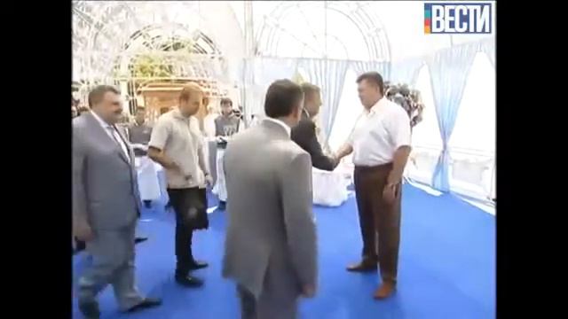 Лидер КПУ Петр Симоненко поздравляет Януковича с днем рождения смотреть онлайн