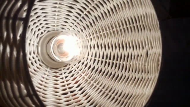 Как светит люстра 1 лампа 1 плетеный плафон на регулируемом уровне! смотреть онлайн