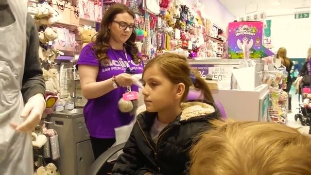 Прокалываем уши Лилиане ?Два одновременно ? смотреть онлайн